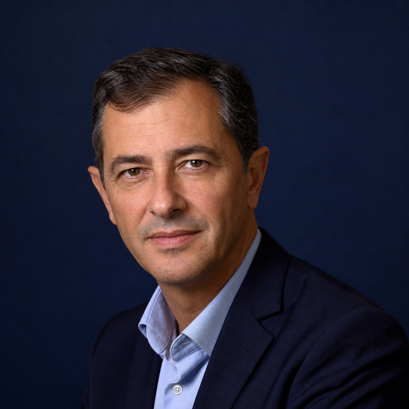 Retrato editorial de jornalista da redação Gestão Empresarial, fotografia profissional para biografia de autor.